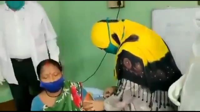 <p>Trinamool party councillor Tabassum Ara gives vaccination to a rural woman in Asansol city, West Bengal</p>