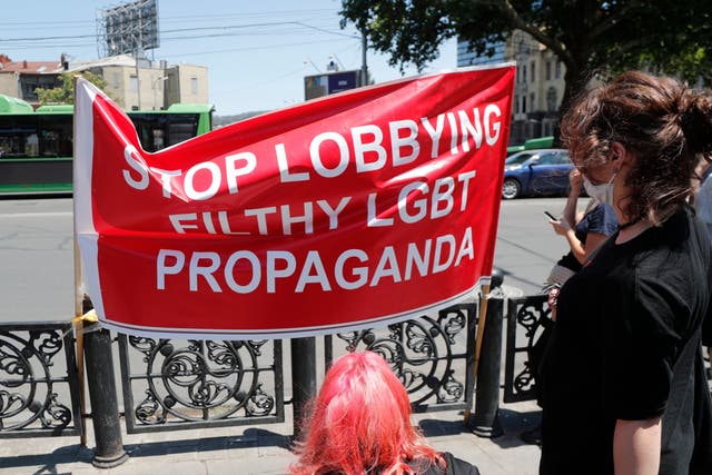 <p>Manifestantes de derecha se manifiestan contra una marcha del Orgullo de Tbilisi ahora cancelada</p>