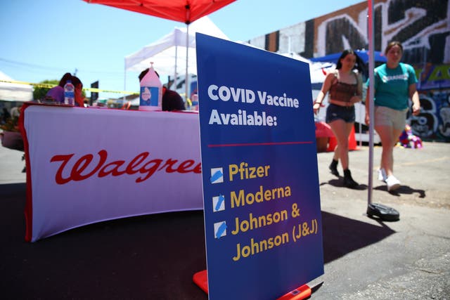 <p>Un letrero muestra los tipos de dosis de vacuna COVID-19 disponibles en una clínica de autobuses móviles de Walgreens el 25 de junio de 2021 en Los Ángeles, California.</p>