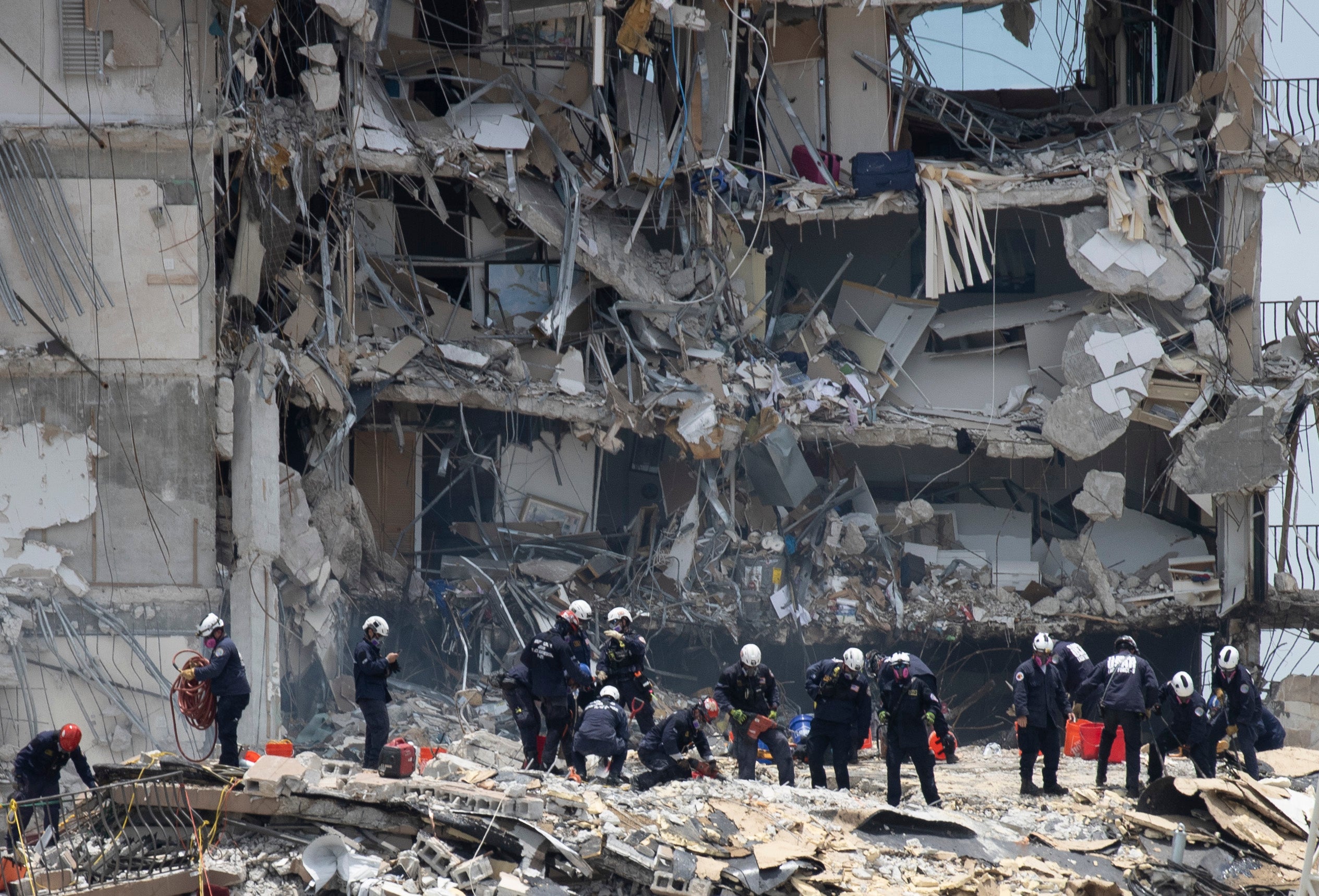 <p>Almost 500 thank you letters have been hand delivered to first responders at Surfside </p>