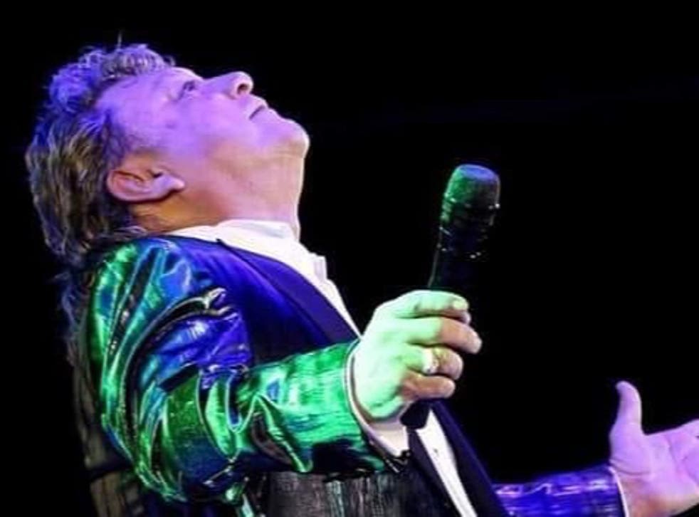<p>Fue después de recibir la segunda dosis de la vacuna cuando el músico de 69 años empezó a mostrar síntomas propios de la enfermedad causada por COVID-19.</p>