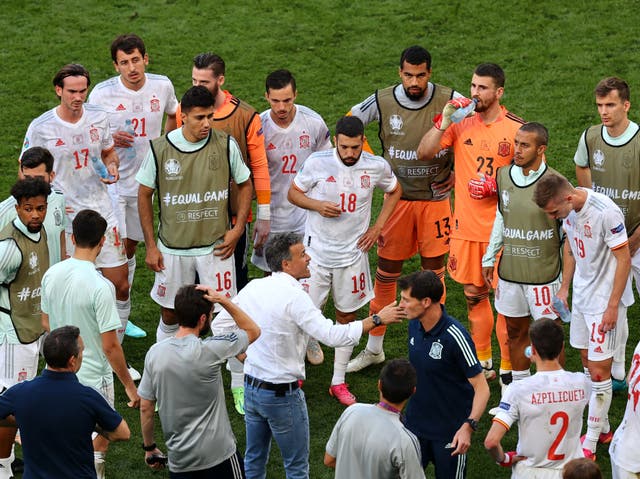 <p>Luis Enrique instructs his Spain squad before extra time against Croatia</p>