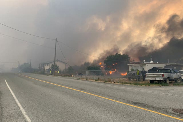 <p>El humo se eleva sobre la pequeña ciudad de Lytton, en el oeste de Canadá, después de que los incendios forestales obligaron a sus residentes a evacuar, en Lytton, Columbia Británica, Canadá, el 30 de 2021.</p>