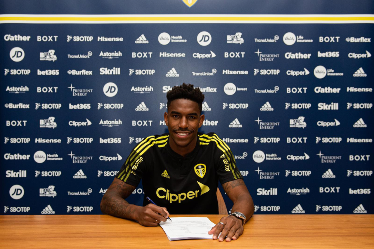 Junior Firpo puts pen to paper on a four-year deal with Leeds
