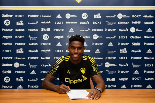 <p>Junior Firpo puts pen to paper on a four-year deal with Leeds</p>