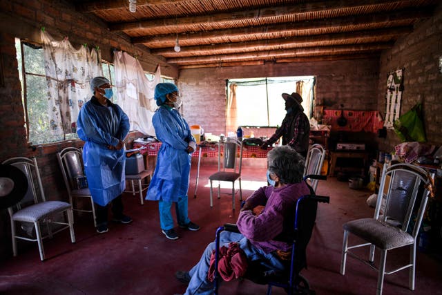 <p>Trabajadores de la salud se preparan para inocular a ancianos con dosis de la vacuna Pfizer-BioNTech en Arequipa, sur de Perú</p>