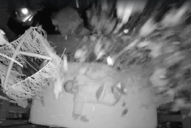 <p>Un árbol que cae en una casa y casi golpea a un bebé de cinco meses fue capturado en video por un monitor para bebés.</p>