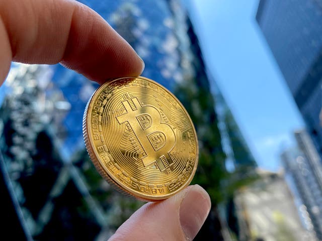 <p>Una representación visual de la criptomoneda Bitcoin se muestra el 30 de mayo de 2021 en Londres, Inglaterra.</p>