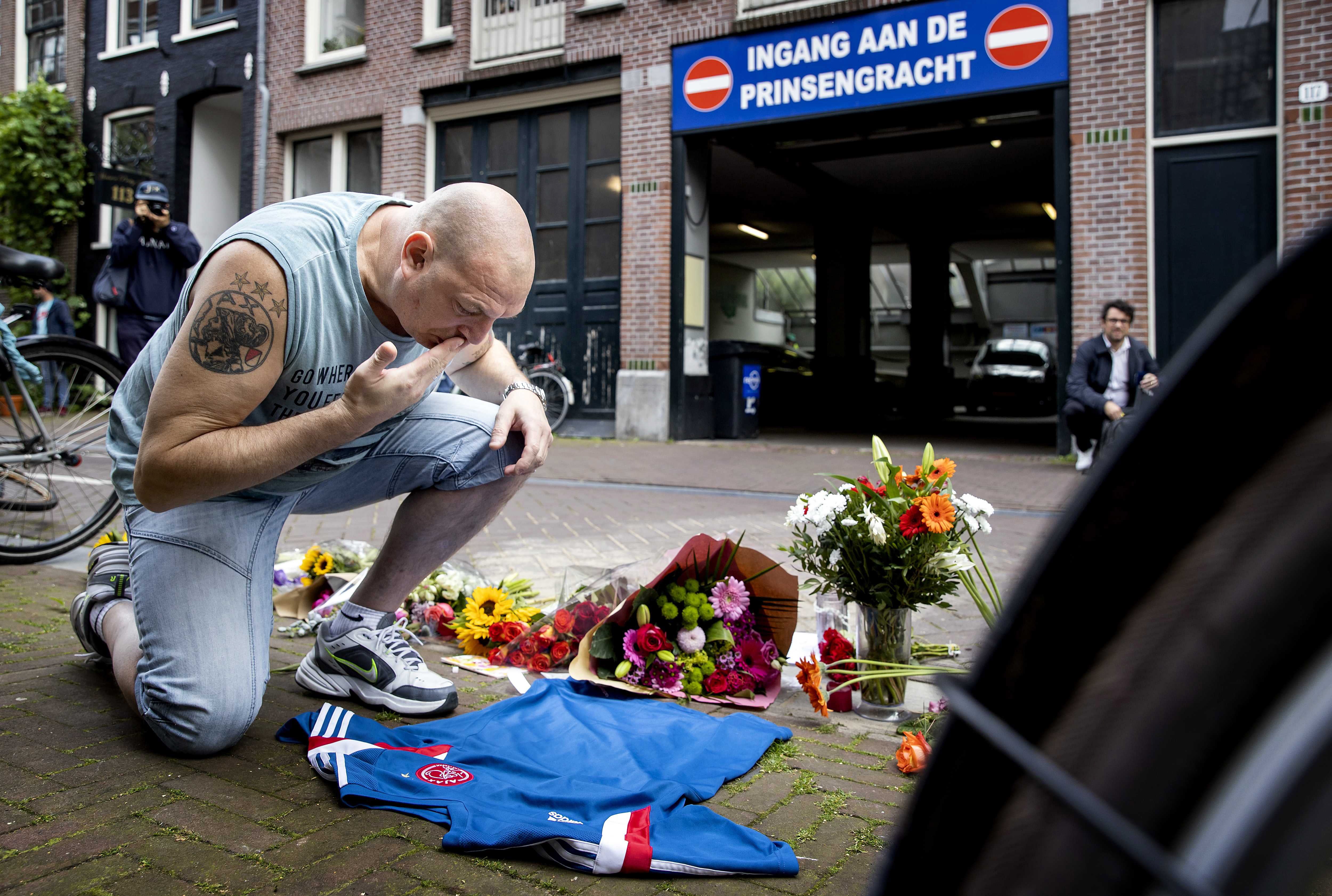 A man pays tribute to Dutch crime reporter Peter R de Vries in the Lange Leidsedwarsstraat in Amsterdam