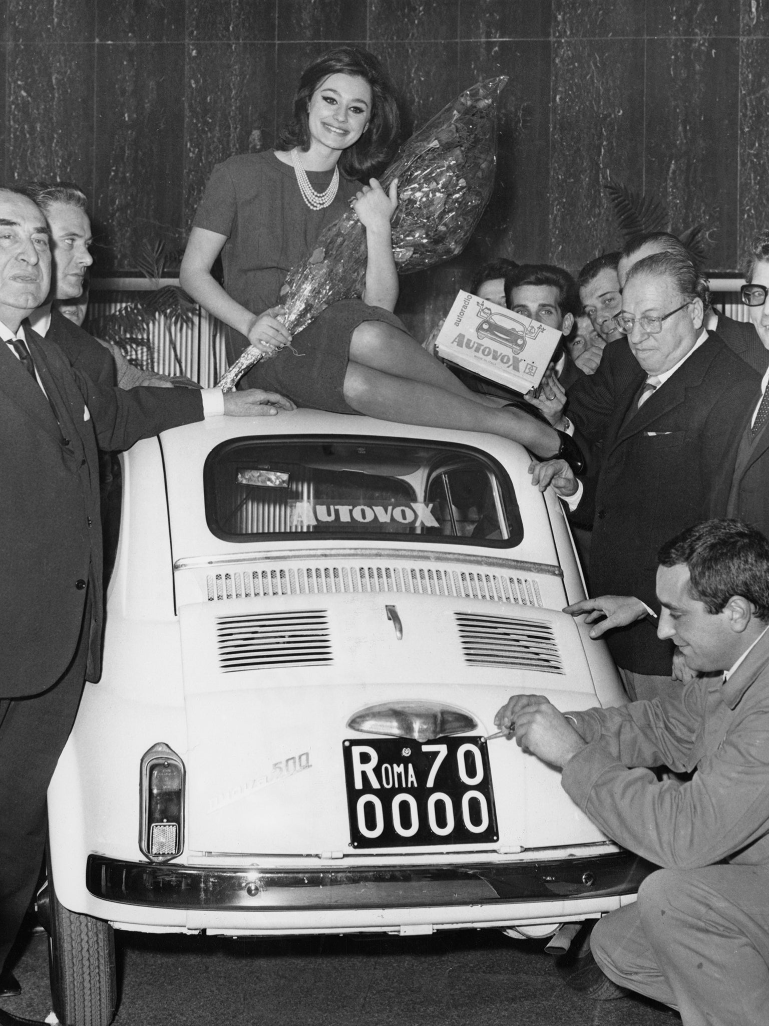 Carra presents the 700,000th Roman number plate in 1964