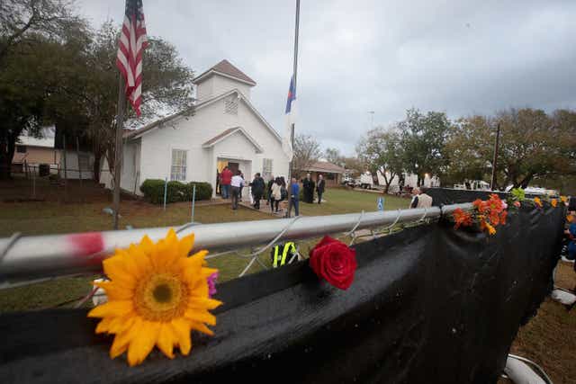 <p>Los visitantes recorren la Primera Iglesia Bautista de Sutherland Springs después de que se convirtiera en un monumento en honor a los que murieron el 12 de noviembre de 2017 en Sutherland Springs, Texas.</p>