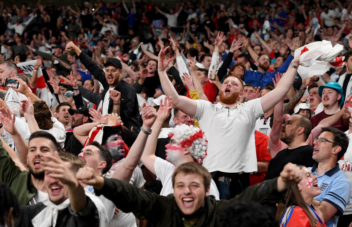 From fans. Stockport county fans. Болельщики манчестер юнайтед. Болельщики футбола. Футбольные фанаты англии.