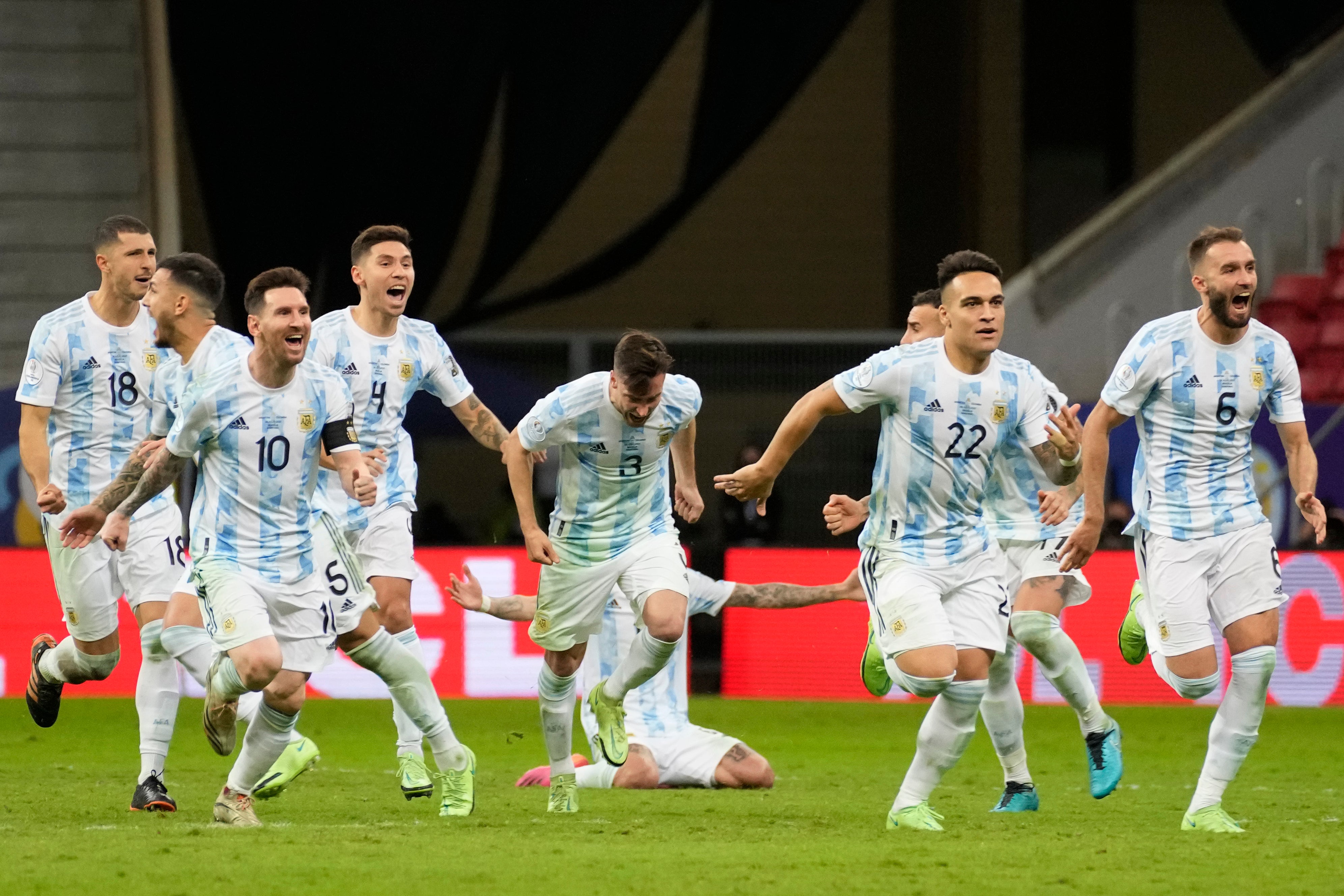 <p>Jugadores de Argentina celebran derrotar a Colombia en una tanda de penales durante un partido de fútbol semifinal de la Copa América en el estadio Nacional de Brasilia, Brasil, el miércoles 7 de julio de 2021</p>