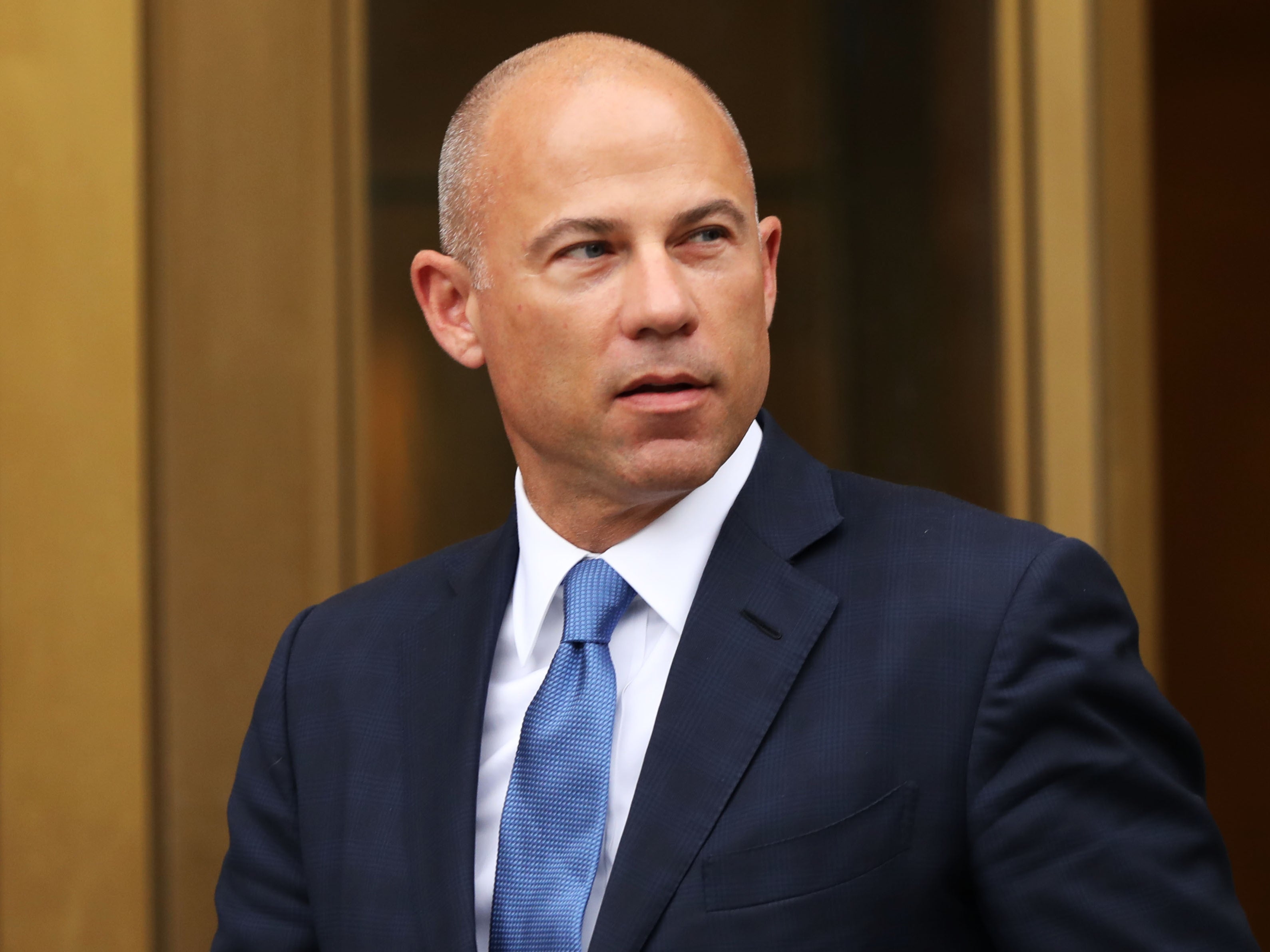 <p>El abogado de celebridades Michael Avenatti sale de un tribunal de Nueva York después de una audiencia en un caso en el que está acusado de robar $ 300,000 de un excliente, la actriz de cine para adultos Stormy Daniels el 23 de julio de 2019 en la ciudad de Nueva York.</p>