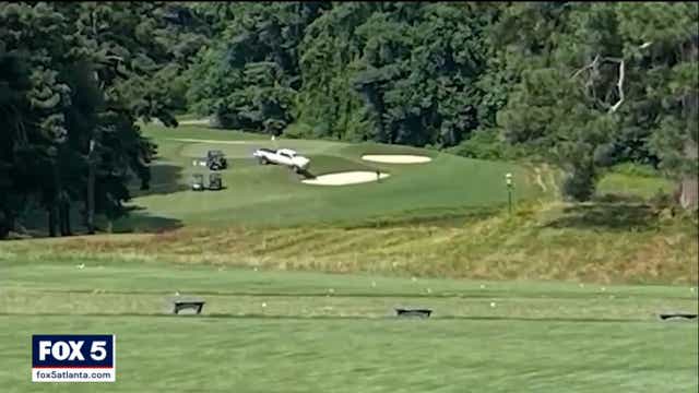 <p>La camioneta blanca en el hoyo 10 en el campo de golf de Pinetree Country Club en Kennesaw, Georgia, donde se encontraron tres cuerpos el 3 de julio de 2021.</p>