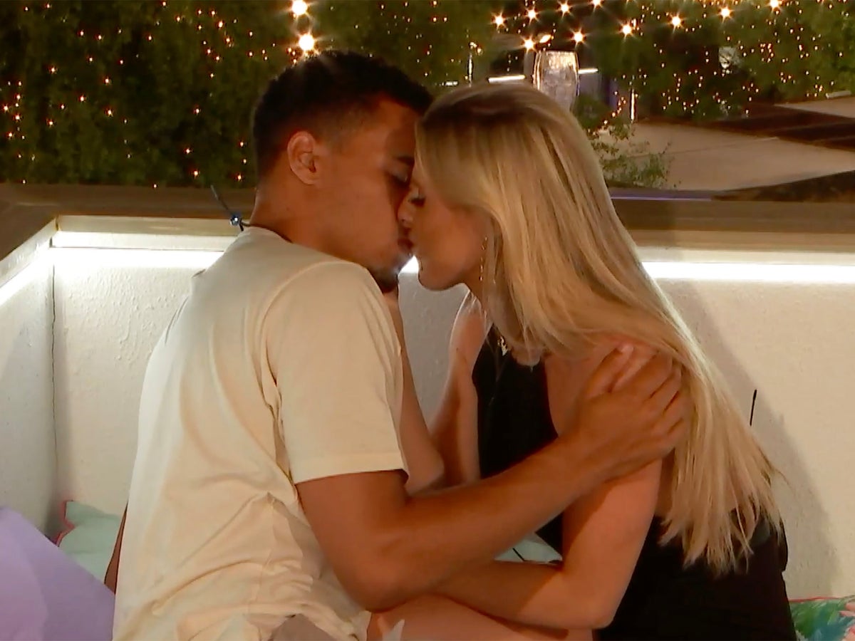 Love Island 21 Review Chloe And Toby Kiss Amid Tasteless Line Of Booty Challenge The Independent