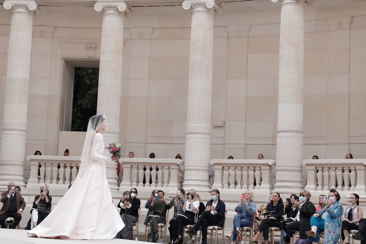 Margaret Qualley Walks in a Wedding Dress During Chanel Show in Paris!:  Photo 4584812, Fashion, Margaret Qualley Photos