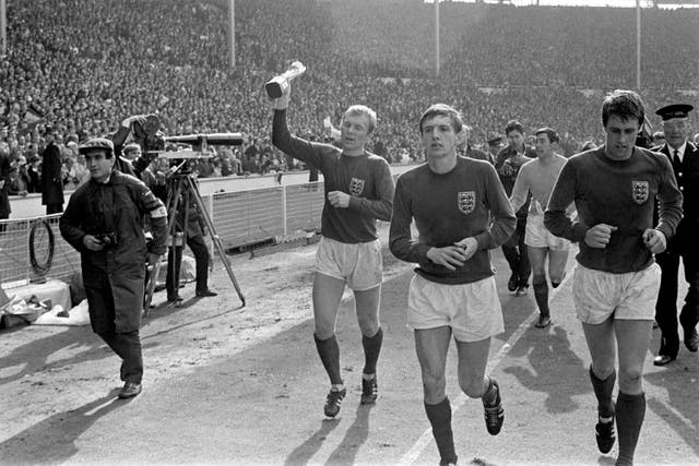 <p>England celebrate winning the World Cup in 1966</p>