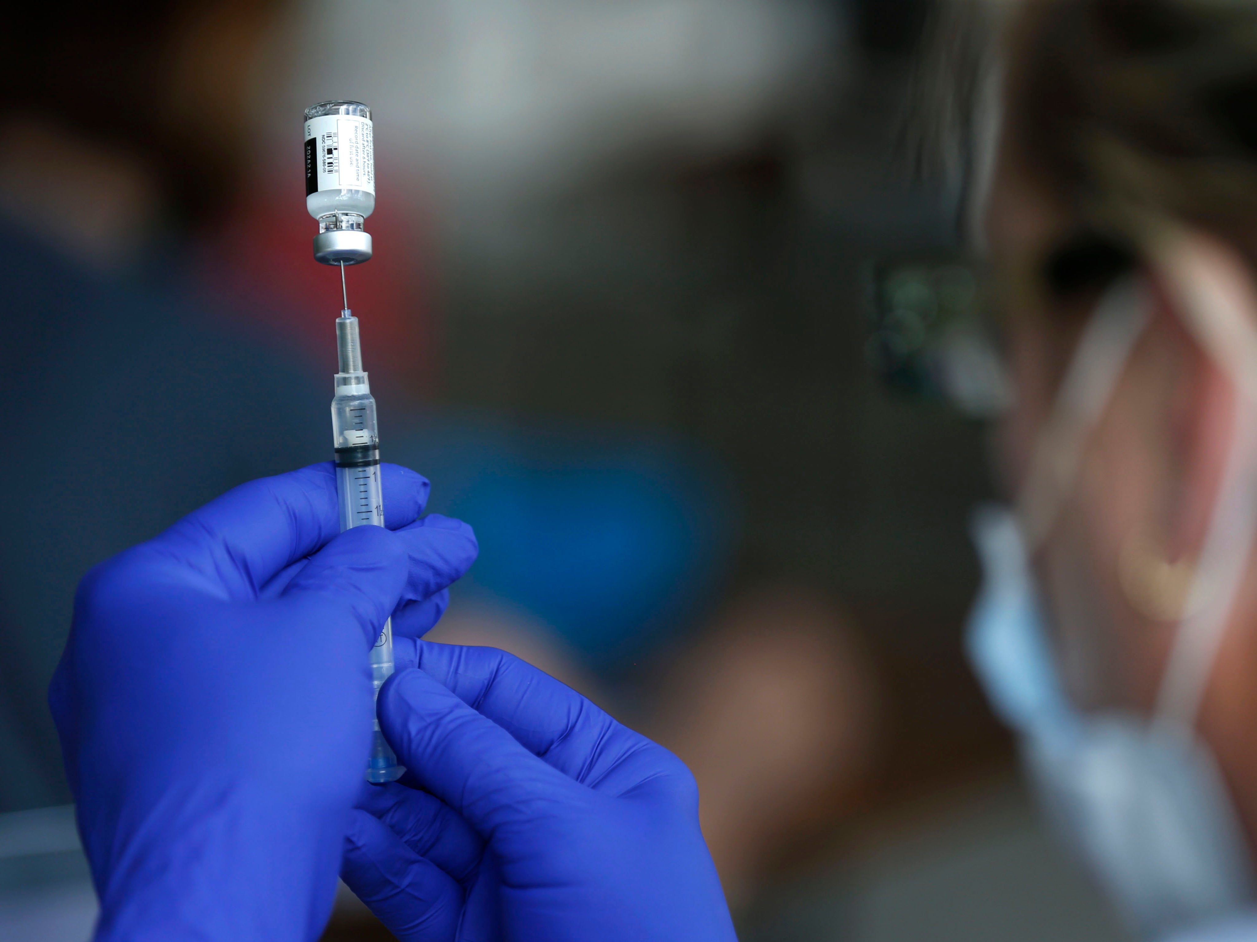 <p>La enfermera Jody Berry extrae una jeringa llena de la vacuna Johnson & Johnson Covid-19 el martes 22 de junio de 2021</p>