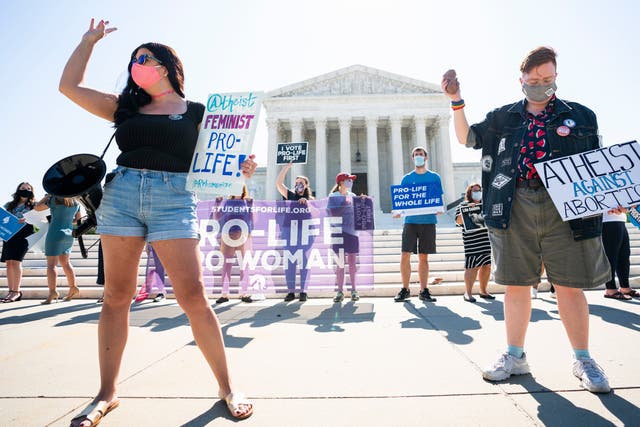 <p>Anti-abortion protesters in front of the Supreme Court</p>