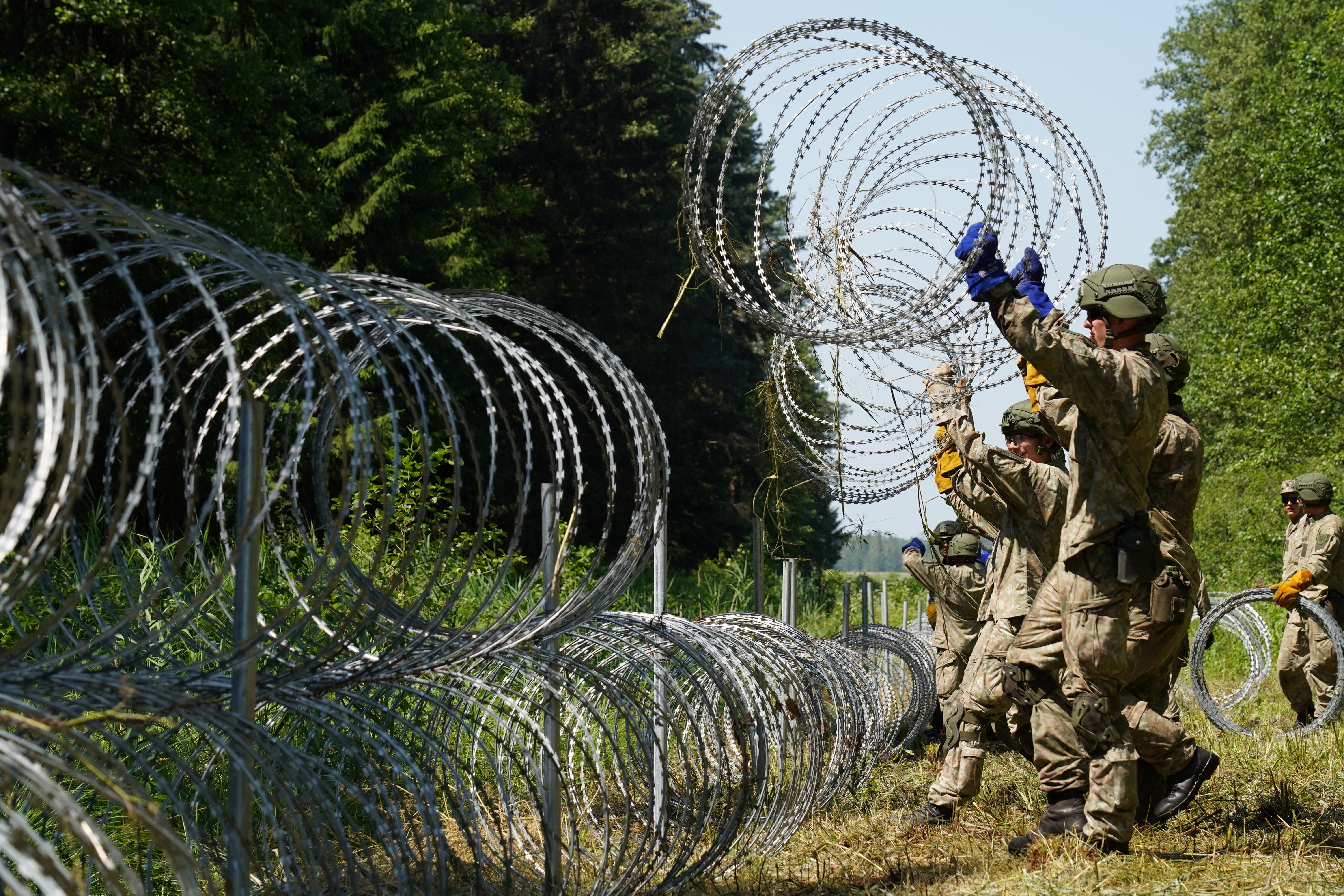 Lithuanian soldiers install razor wire on border with Belarus in Druskininkai