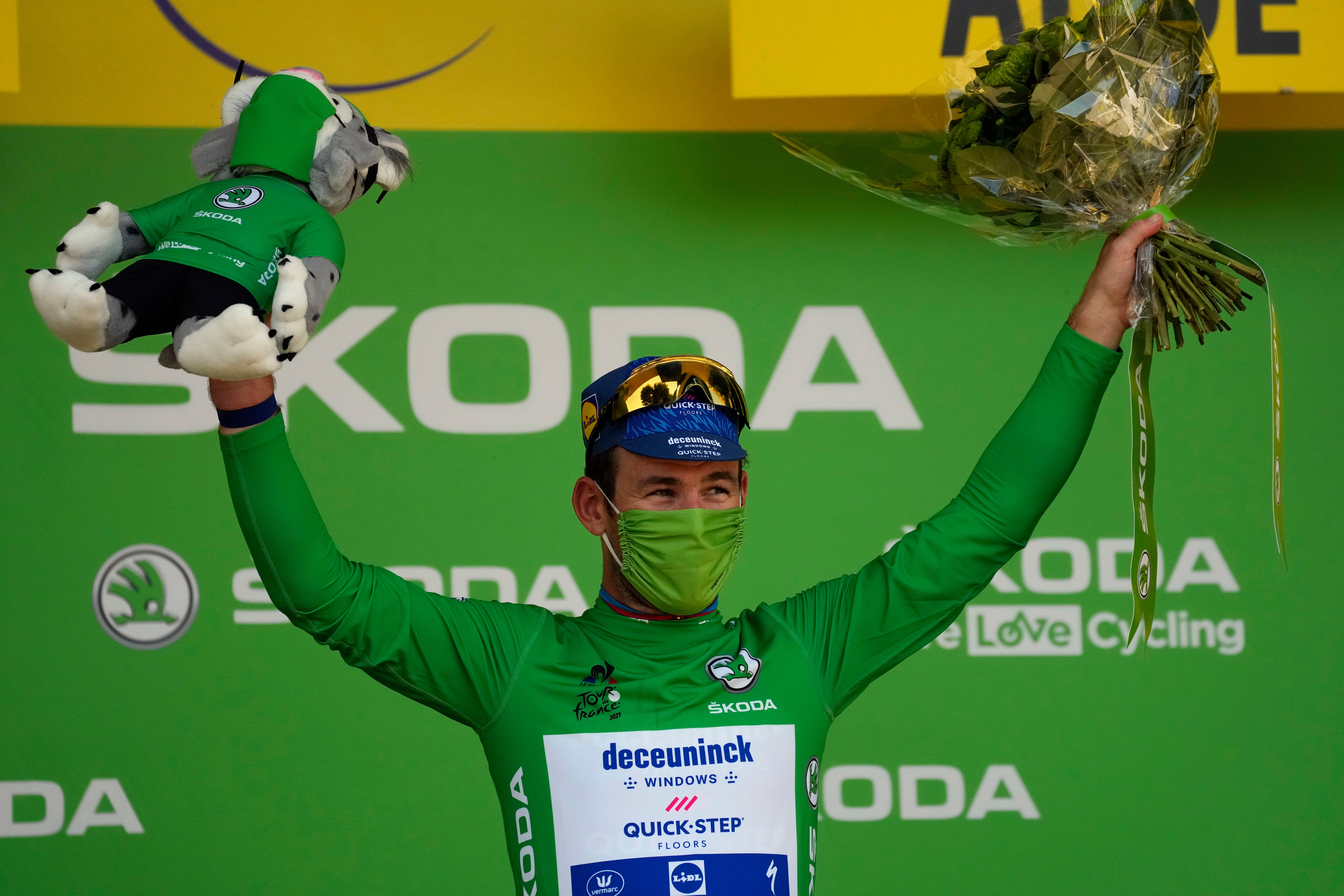Mark Cavendish celebrates winning stage 13
