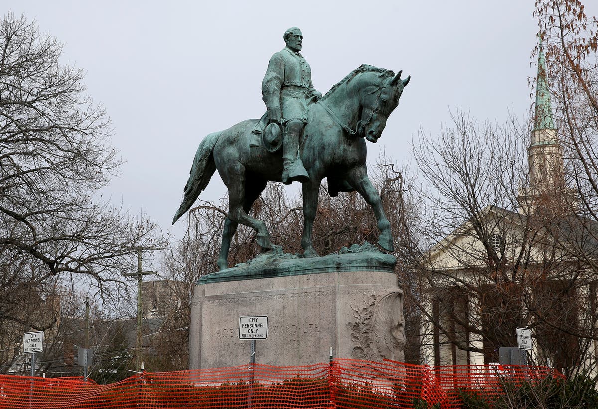 Charlottesville to remove statue of Robert E Lee at centre of fatal clashes at 2017 neo-Nazi rally