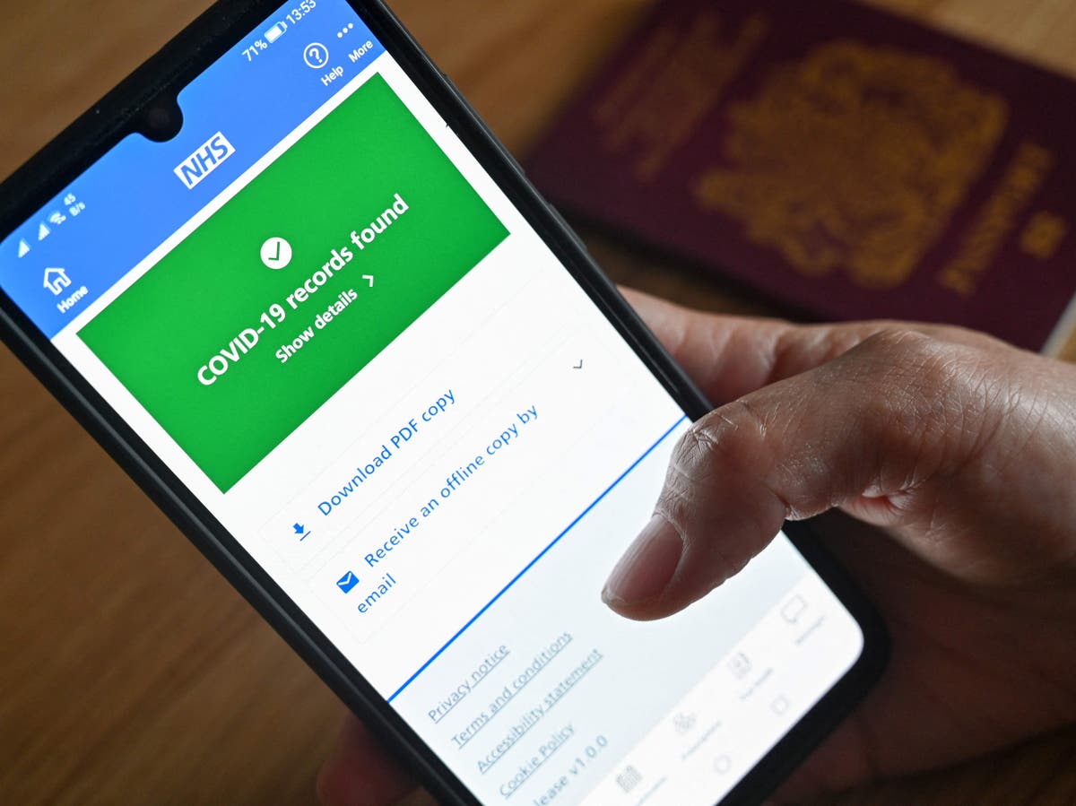 Vaccine passports ‘could be mandatory in pubs, bars and restaurants in bid to boost jab rates in young’