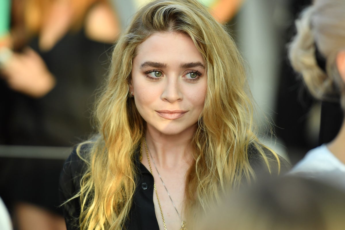 Eshli Olsen butunlay yalangoch Eshli Olsen butunlay yalangoch