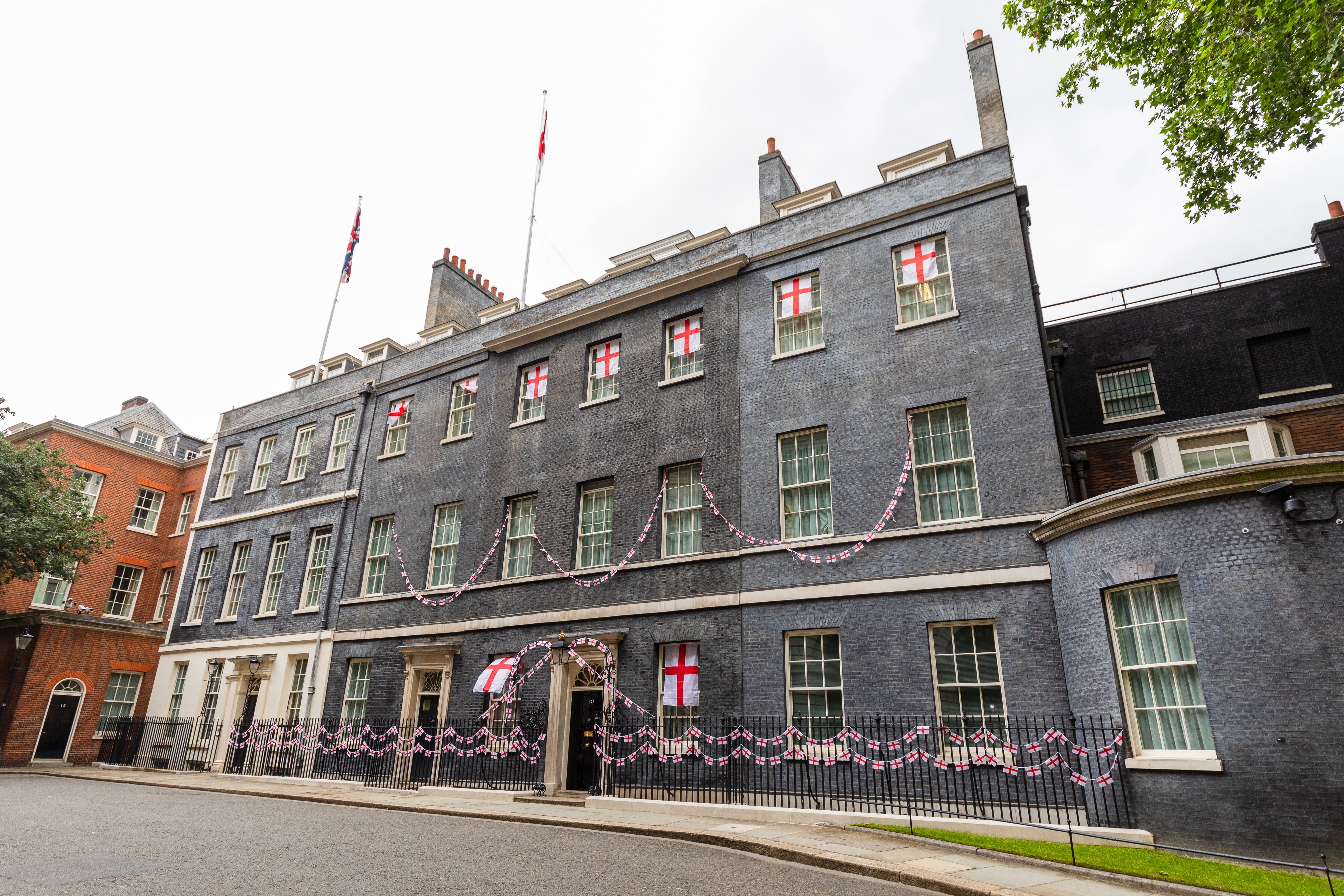 Report also suggests creating new ‘working office’ outside No 10 for prime ministers