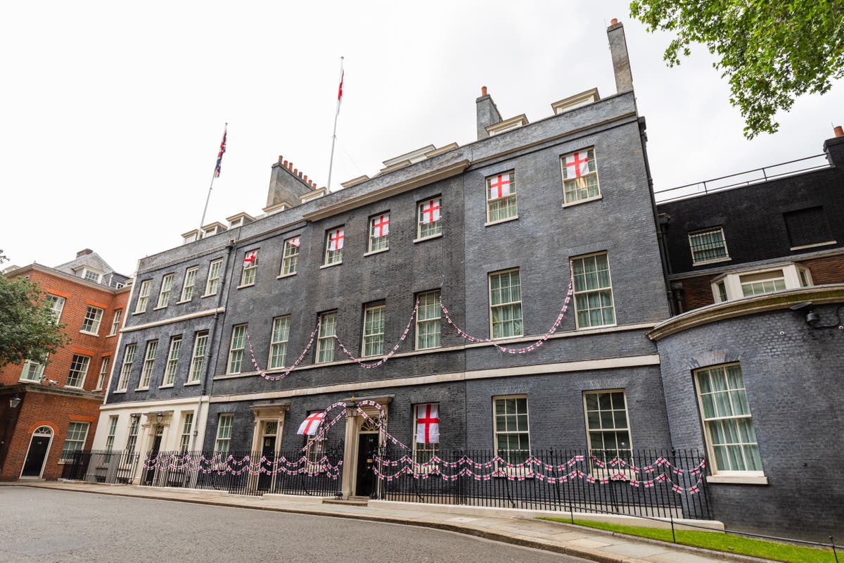 Boris Johnson should be able to appoint ministers from outside parliament, report says