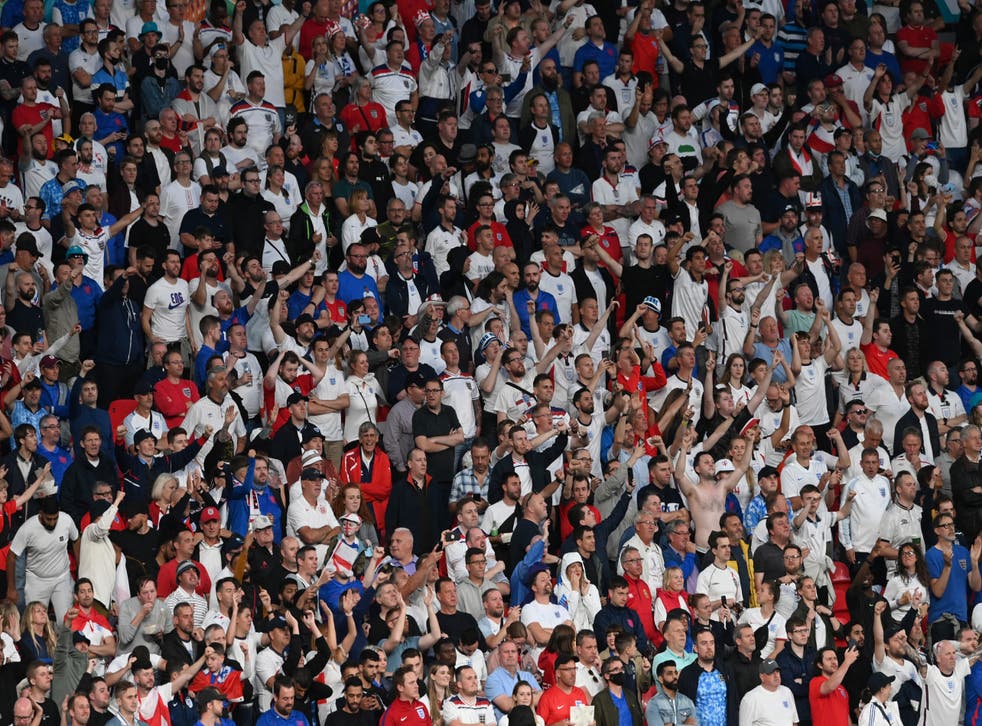 IMAGES OF FANS IN ENGLAND