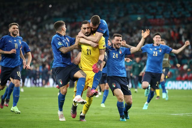 <p>Italy players celebrate winning Euro 2020</p>