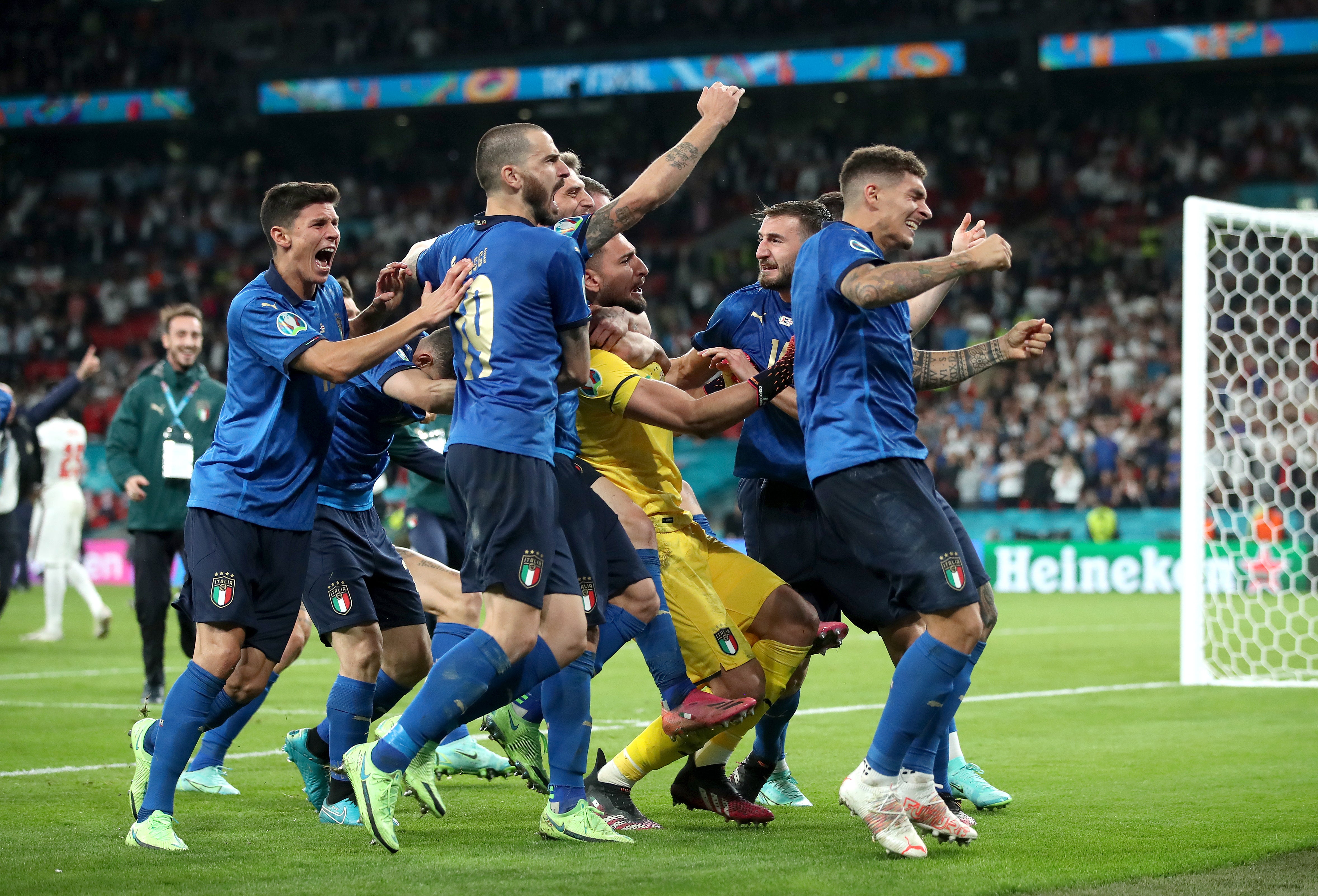 Italy players celebrate winning the Euro 2020 final