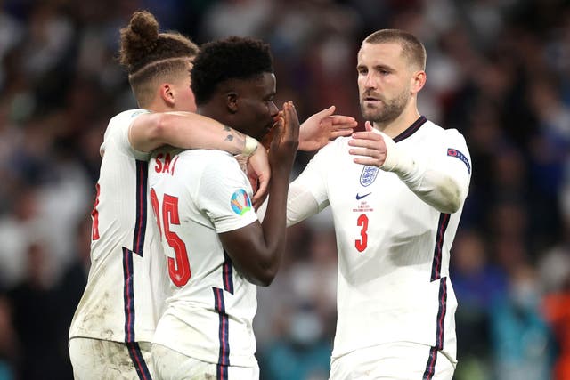 <p>Bukayo Saka fue consolado por Luke Shaw y Kalvin Phillips</p>