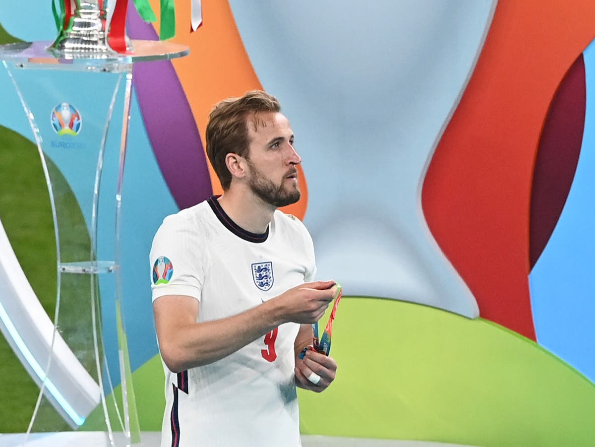 Why did England players take off their medals after Euro 2020 final defeat by Italy?