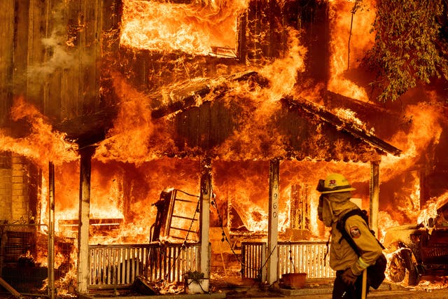 <p>El fuego consume una casa cuando Sugar Fire, parte del Beckwourth Complex Fire, arrasa Doyle, California, el sábado 10 de julio de 2021</p>