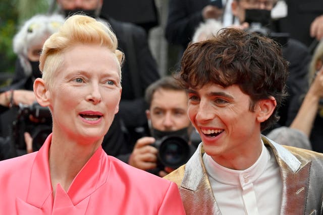 <p>Tilda Swinton y Timothee Chalamet asisten a la proyección de 'The French Dispatch' en el Festival de Cine de Cannes de 2021.</p>