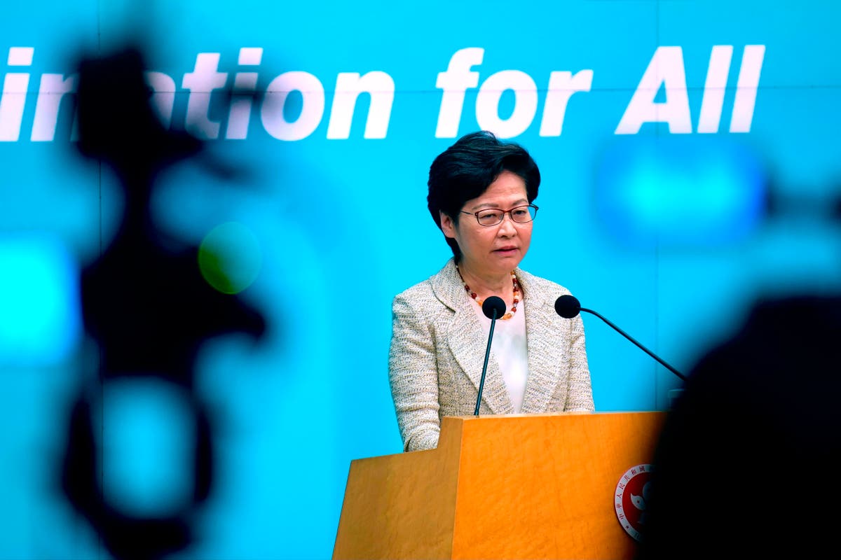 Hong Kong district councilors must take oath despite exodus
