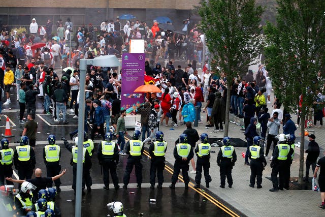 <p>La policía forma un cordón en las afueras de Wembley</p>