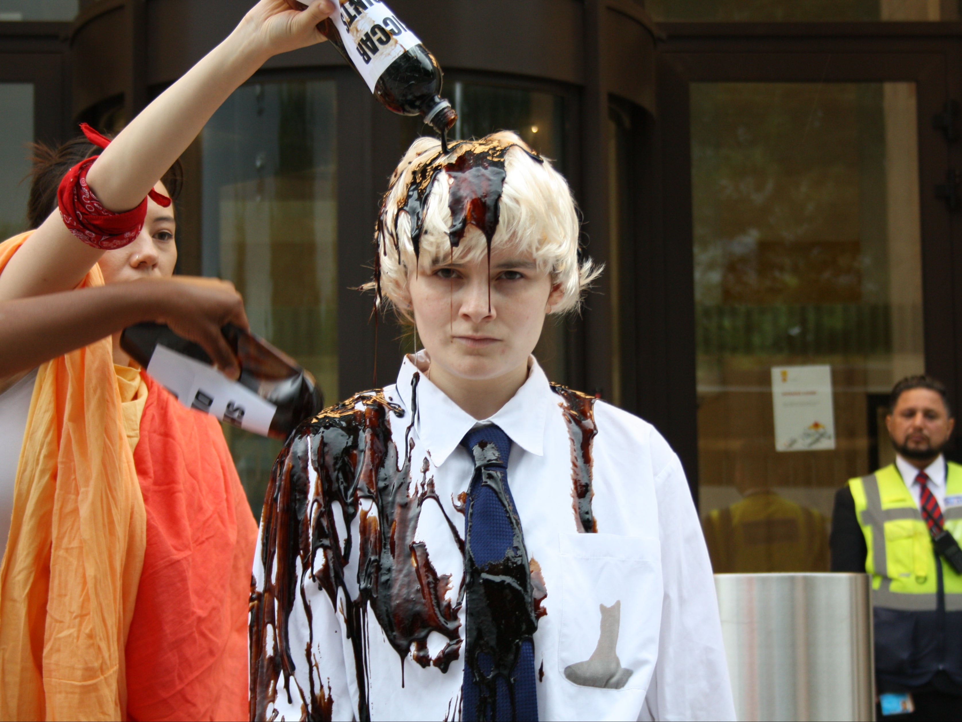 Climate activists poured “oil” over figure depicting Boris Johnson outside Shell HQ