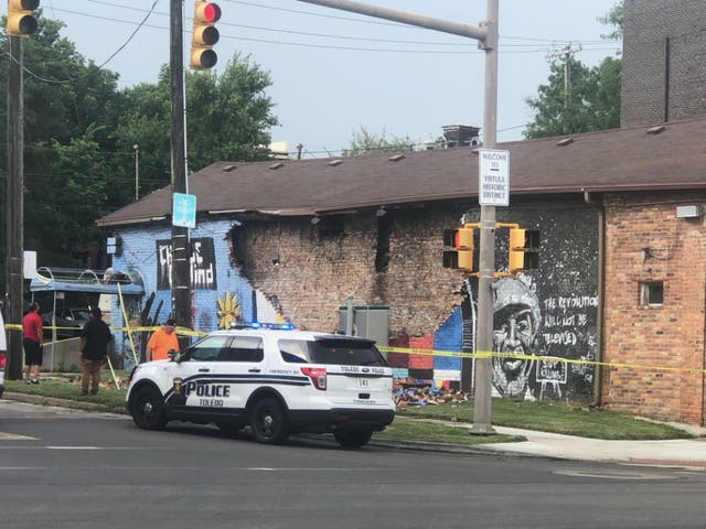 <p>Mural de George Floyd destruido por un rayo, dicen testigos</p>