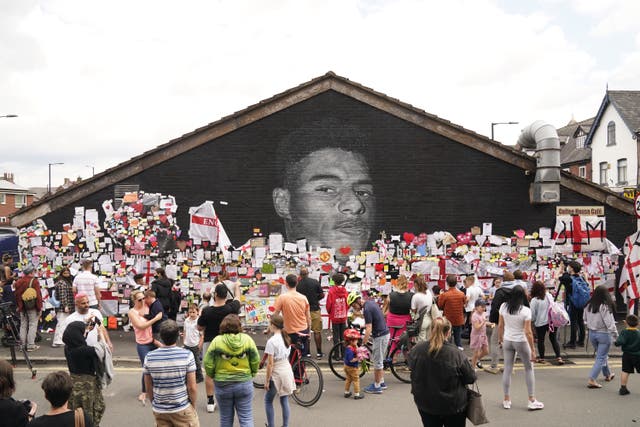 <p>Se colocaron mensajes de apoyo en el mural del delantero del Manchester United e Inglaterra, Marcus Rashford, después de que sufriera abusos a raíz de la final de la Eurocopa 2020.</p>