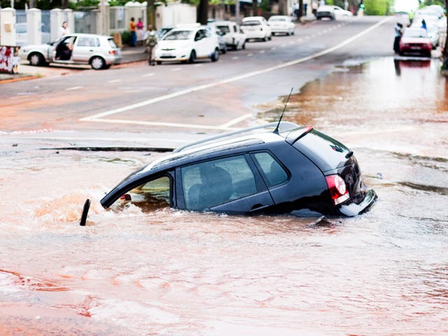 <p>Un auto en un sumidero</p>