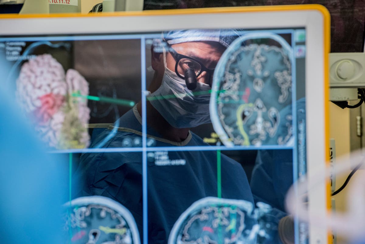Device taps brain waves to help paralyzed man communicate