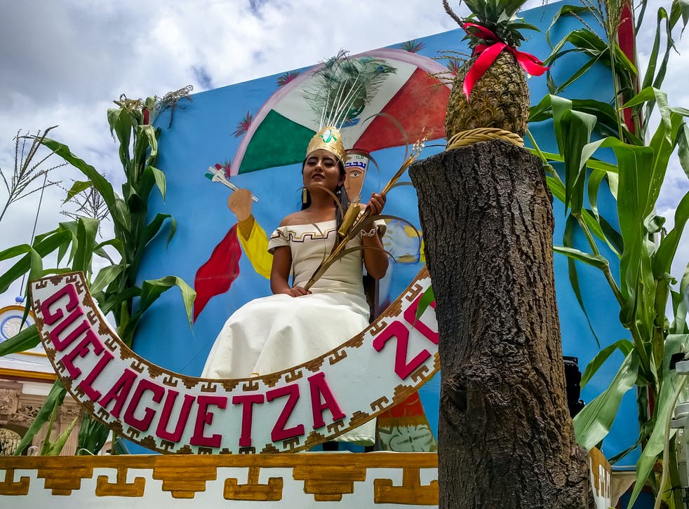 <p>OCOTLAN DE MORELOS, OAXACA - La Embajadora de la celebración local de la Guelaguetza se muestra sentada en su carroza el 24 de julio de 2017.</p>