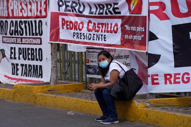 <p>Simpatizantes del candidato presidencial Pedro Castillo esperan afuera del Jurado Nacional de Elecciones (JNE) el anuncio del ganador oficial de la presidencia, en Lima, Perú, el lunes 12 de julio de 2021, un mes después de la segunda vuelta de las elecciones del 6 de junio. </p>