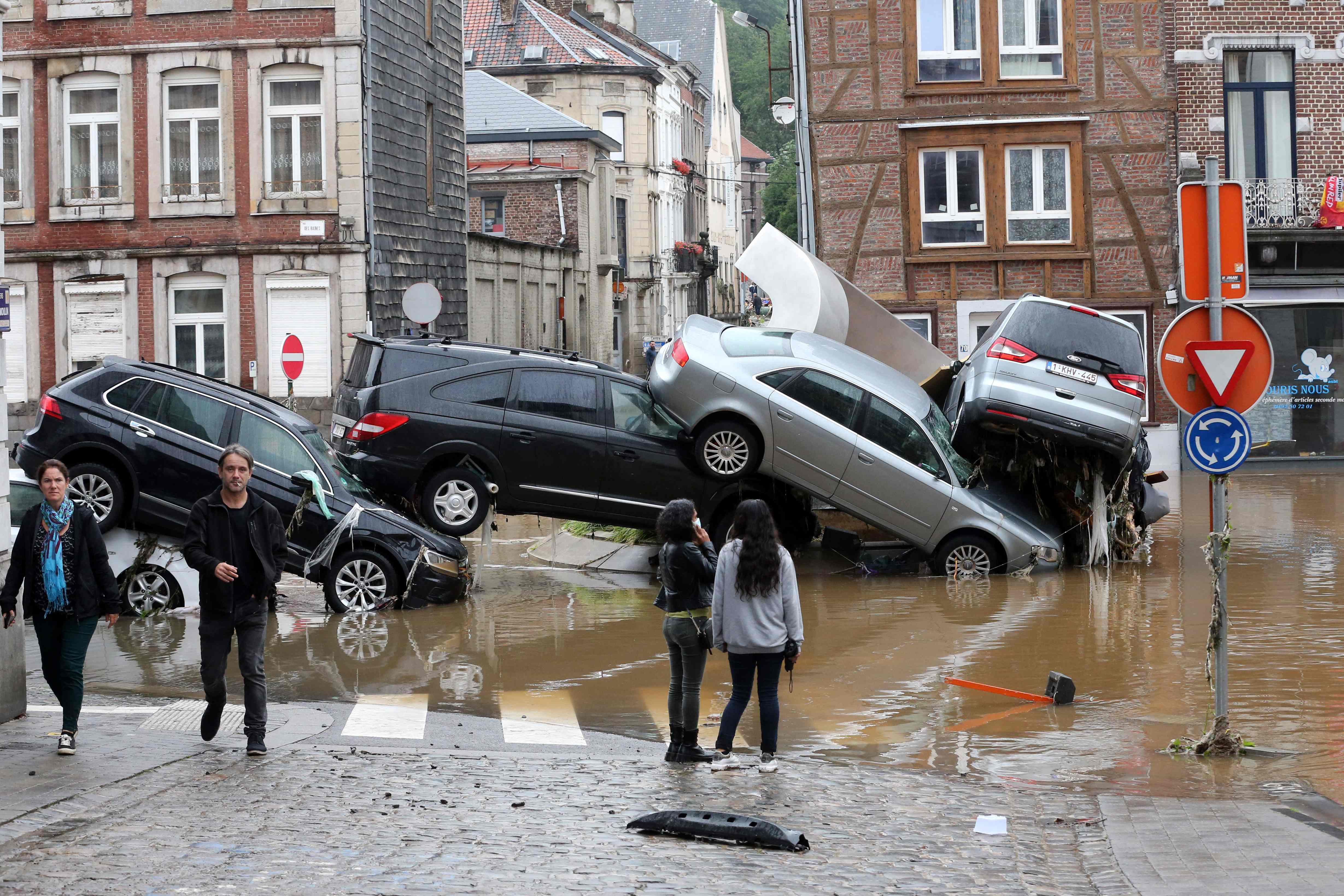 Cars piled up at a roundabout in Verviers