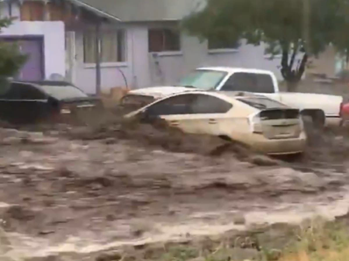 Video shows dramatic moment cars washes away in Arizona flash floods