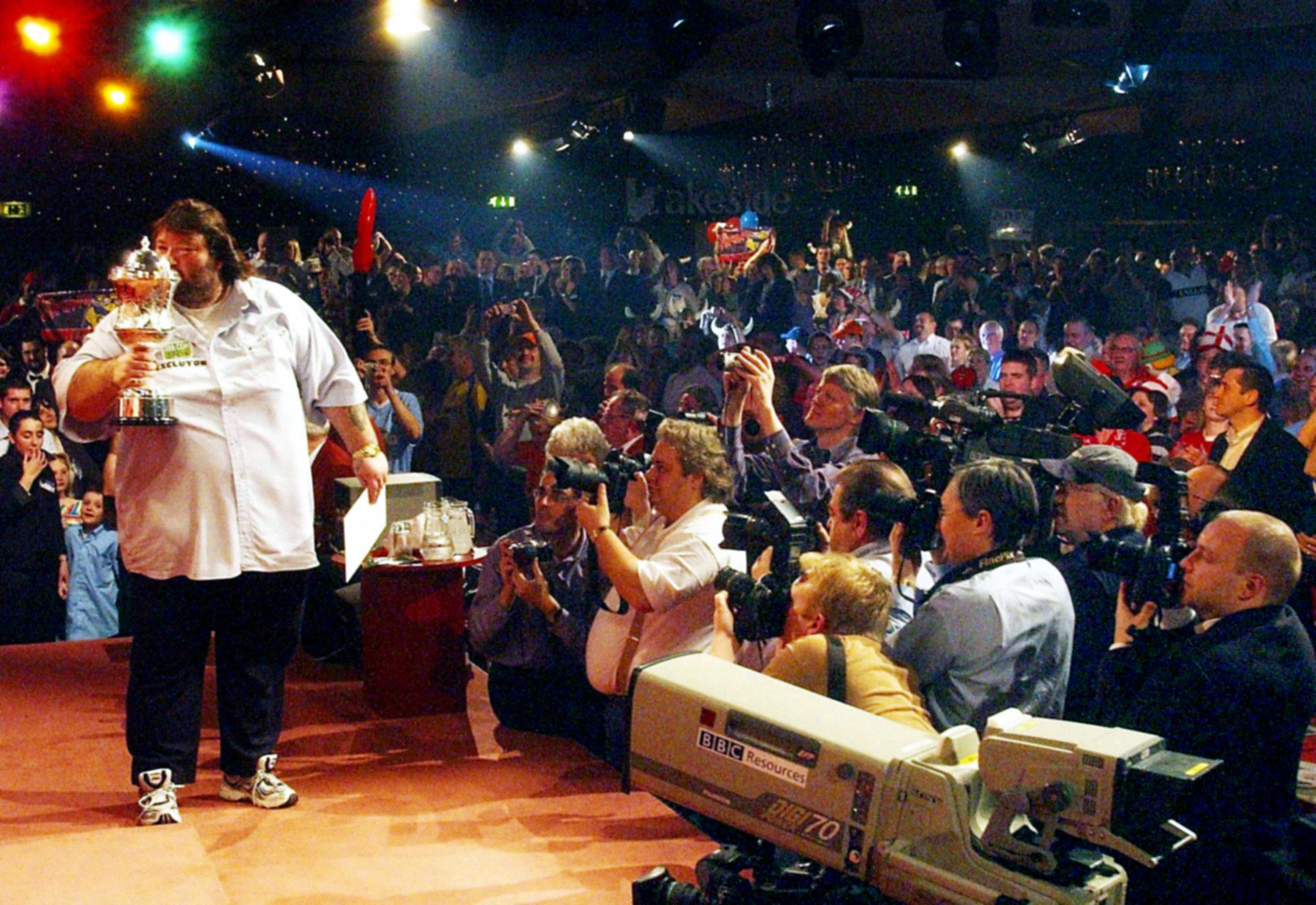 Andy Fordham kisses the trophy after his win